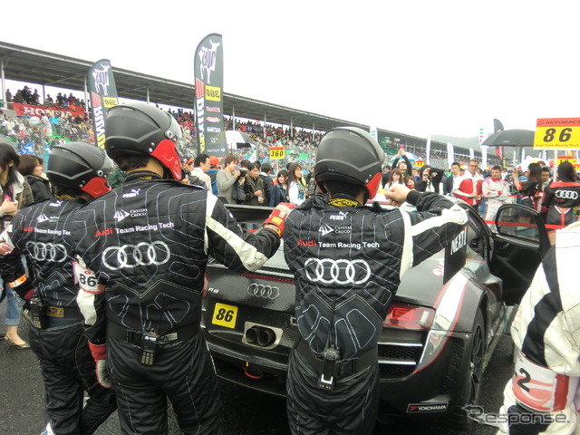#86 Racing Tech Audi R8のチームスタッフたち。その背には、アウディのマークが誇らしく輝いている。