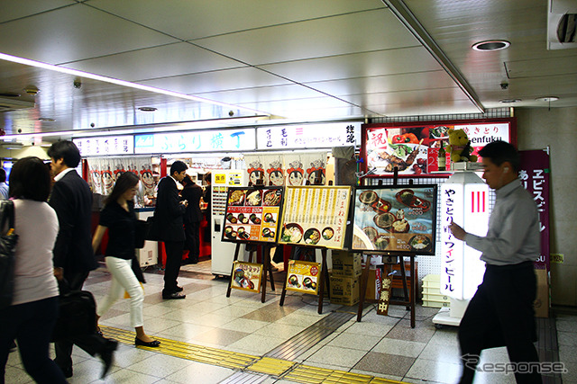 新大阪から東京へ向かう最終の東海道新幹線を逃した人たちのなかには、高速バスや寝台列車といった夜行に“飛び乗り”で利用する人も「週に2~3人いる」「ひと月に数人はいる」という