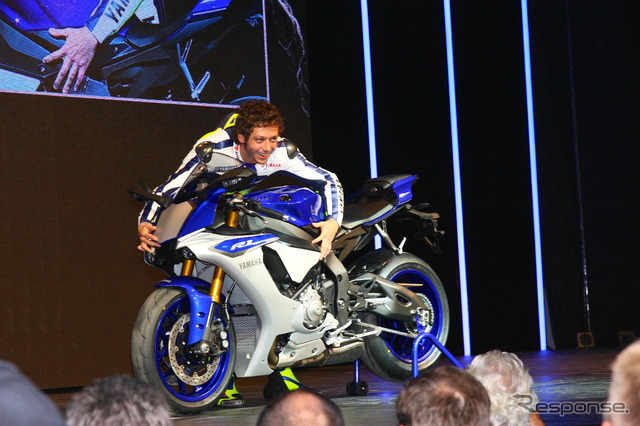 ヤマハ YZF-R1新型とバレンティーノ・ロッシ選手（ミラノショー14）