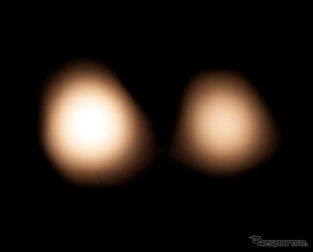 アルマ望遠鏡で観測された冥王星（中央）とその最大の衛星カロン出展：: B. Saxton (NRAO/AUI/NSF)