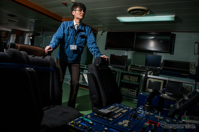 海洋研究開発機構の深海調査研究船「かいれい」クローラーロボットのコントロールセンターにいる澤 隆雄氏