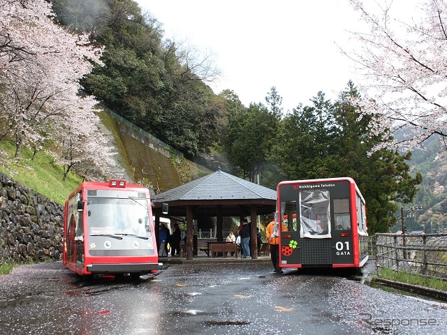 岩日北線記念公園の雙津峡温泉駅で発車を待つ「とことこトレイン」。脱輪事故を受け運転手は1編成2人乗務に変更された。