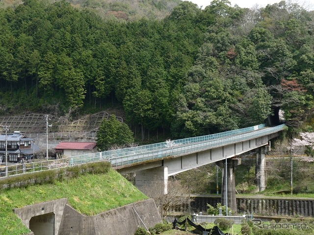 鉄道路線としての岩日北線は1981年までに工事が中止された。現在も高架橋やトンネルが残っており、錦町方の路盤はアスファルトで舗装されて「とことこトレイン」が運行されている。