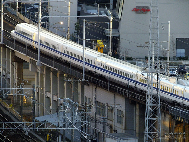新大阪から東京へ向かう最終の東海道新幹線を逃した人たちのなかには、高速バスや寝台列車といった夜行に“飛び乗り”で利用する人も「週に2~3人いる」「ひと月に数人はいる」という