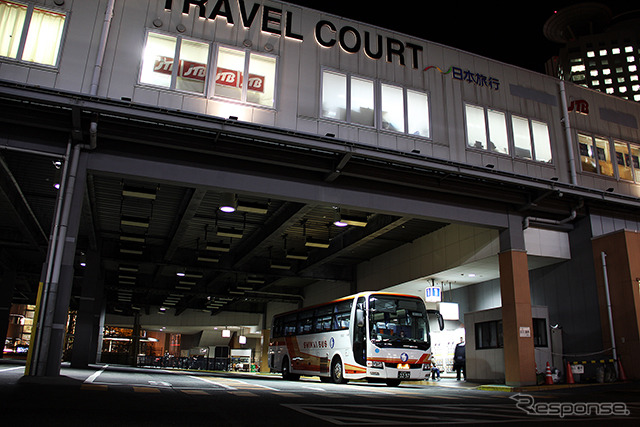新大阪から東京へ向かう最終の東海道新幹線を逃した人たちのなかには、高速バスや寝台列車といった夜行に“飛び乗り”で利用する人も「週に2~3人いる」「ひと月に数人はいる」という
