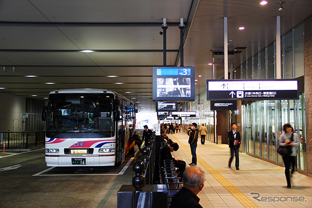 新大阪から東京へ向かう最終の東海道新幹線を逃した人たちのなかには、高速バスや寝台列車といった夜行に“飛び乗り”で利用する人も「週に2~3人いる」「ひと月に数人はいる」という