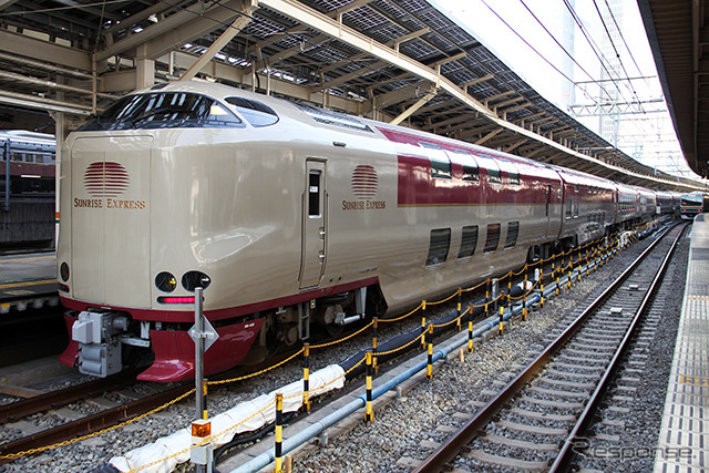 新大阪から東京へ向かう最終の東海道新幹線を逃した人たちのなかには、高速バスや寝台列車といった夜行に“飛び乗り”で利用する人も「週に2~3人いる」「ひと月に数人はいる」という