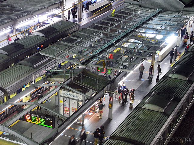 新大阪から東京へ向かう最終の東海道新幹線を逃した人たちのなかには、高速バスや寝台列車といった夜行に“飛び乗り”で利用する人も「週に2~3人いる」「ひと月に数人はいる」という
