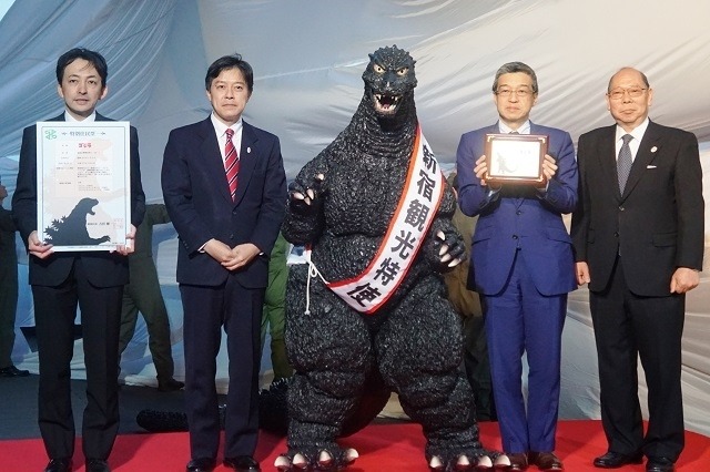 新宿・歌舞伎町、ゴジラヘッドが輝いた こんどは街の破壊でなく、発展に協力