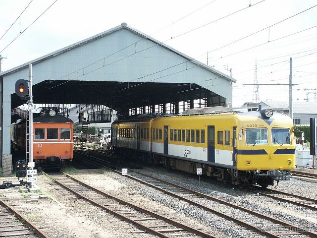 日本旅行は蒸気機関車と電車の運転を一度に体験できるツアーを企画した。写真はツアー2日目に運転する一畑電車のデハニ50形(左)と3000系(右)。