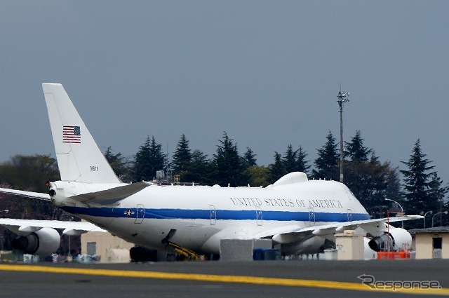 横田基地に駐機中のE-4B。国防長官の滞在中はエンジンを切らず、緊急離陸に備えて待機する。