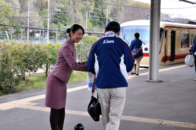 西武プリンスドームでの「台湾デー」に合わせ、西武鉄道の臨時特急『スタジアムエクスプレス』にチャイナエアラインの客室乗務員が乗車。西武球場前駅発の復路では、ホーム上の特急改札口付近で航空機の時刻表やボールペンなどを配った