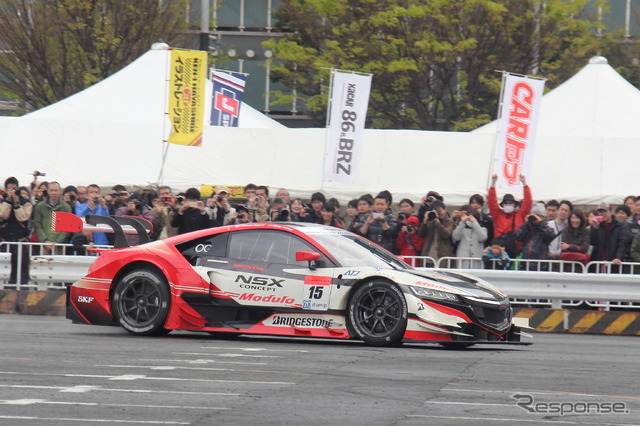 ドラゴ モデューロNSX CONCEPT-GTデモランの様子