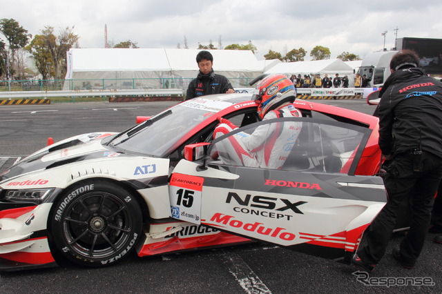 NSX CONCEPT-GTに乗り込む小暮卓史
