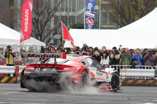 ドラゴ モデューロNSX CONCEPT-GTデモランの様子