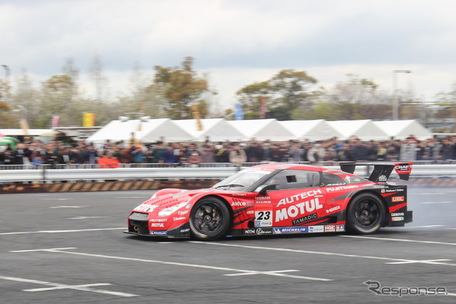 MOTUL AUTECH GT-R(2013仕様)デモランの様子