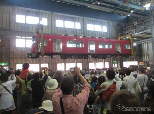 36tクレーンによる電車つり上げ作業の実演は例年通り行われる。