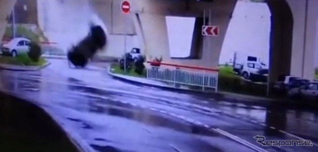 ロシア・ソチの高速道路からSUVが転落した瞬間映像