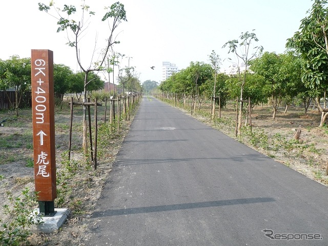 車内アナウンスでは台湾で自転車ブームが訪れていることも紹介。自転車道の整備が各地で進められているという。写真は斗南～虎尾間の鉄道廃線跡地に整備された自転車道（2014年2月撮影）。