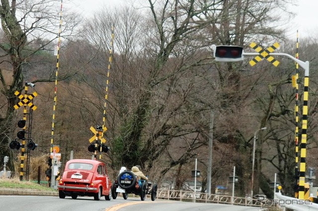 小海線の踏切を渡る参加車たち