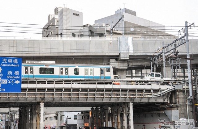 山手線は4月12日、神田~秋葉原間で架線柱が倒れた影響で15時半すぎまで一部区間で運転を見合わせた。現場とみられる付近を走る京浜東北線の電車(鉄道敷地外から撮影)