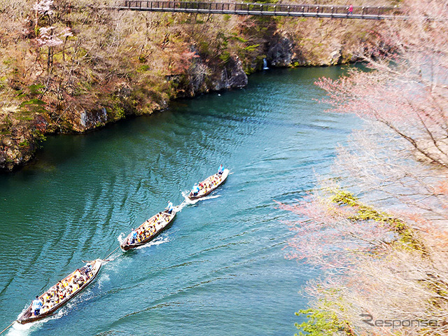 日光市小佐越付近を行く「鬼怒川ライン下り」