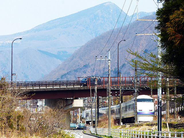 日光市小佐越付近を行く東武特急
