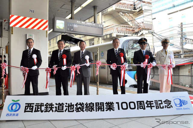 西武池袋線の開業100周年記念セレモニーで行われたテープカット。左から西武鉄道の若林久社長、大久保勝飯能市長、後藤高志西武鉄道会長、高野之夫豊島区長、黄振照台湾鉄路管理局総経理、土屋敏行池袋駅管区長