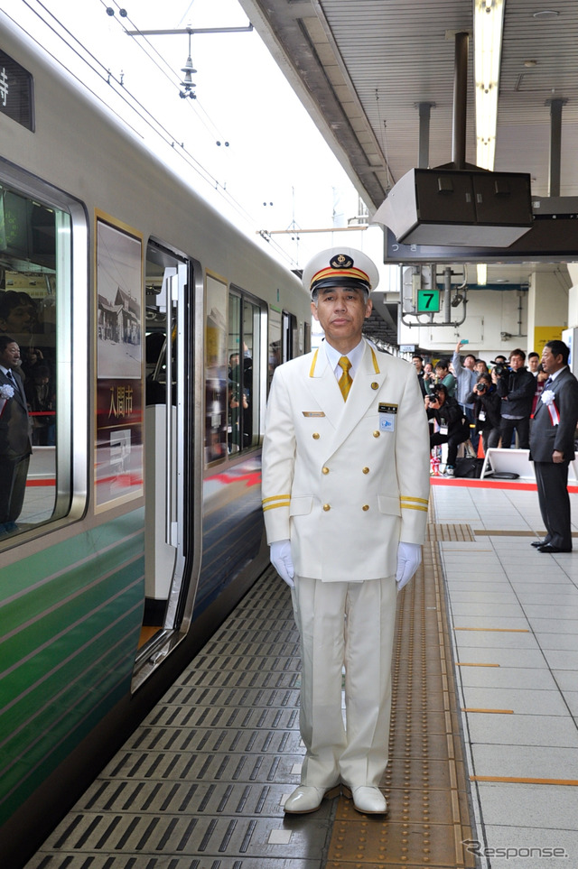 西武池袋線開業100周年記念電車と土屋敏行池袋駅管区長