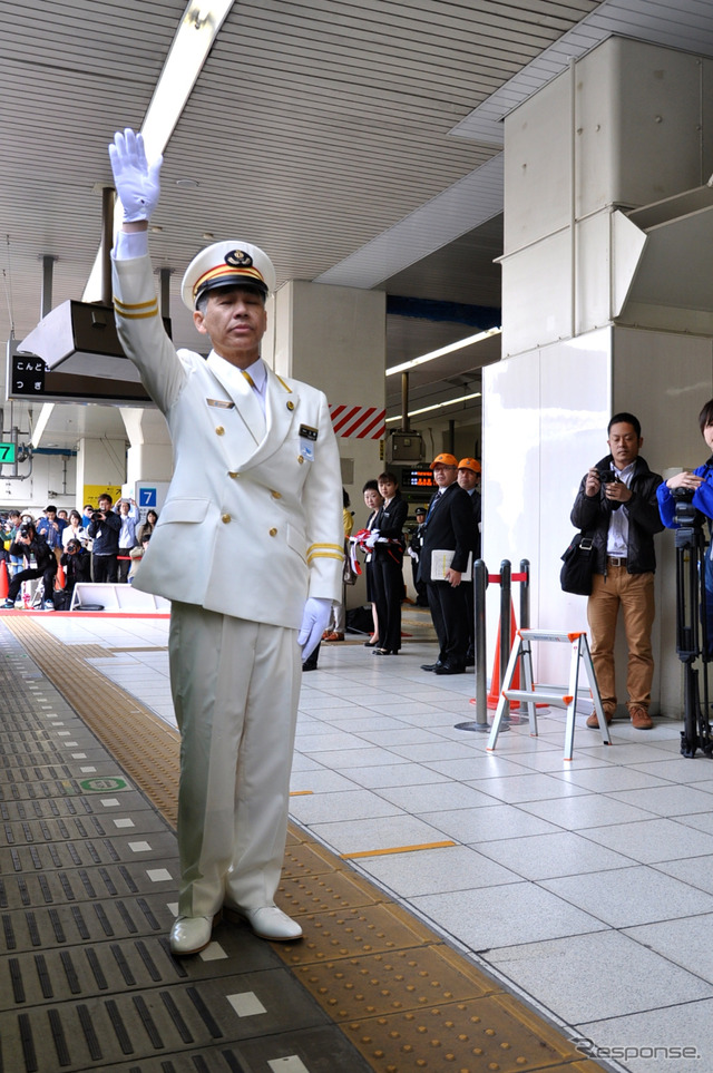 西武池袋線開業100周年記念電車に出発合図を出す、土屋敏行池袋駅管区長