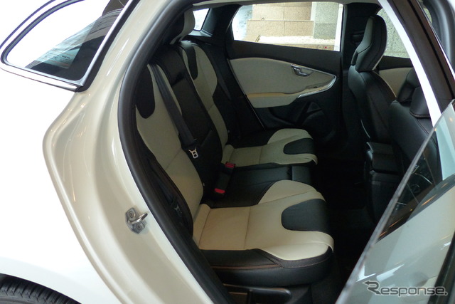 ボルボ V40 クロスカントリー T5 AWD