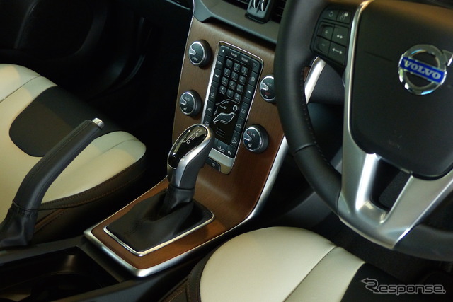 ボルボ V40 クロスカントリー T5 AWD