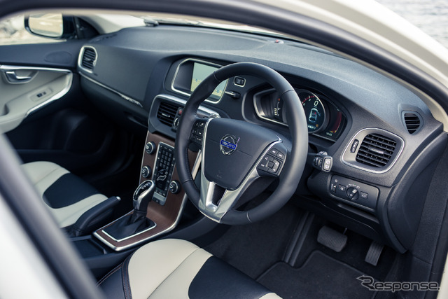 ボルボ V40 クロスカントリー T5 AWD