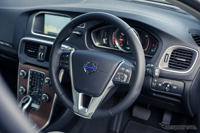 ボルボ V40 クロスカントリー T5 AWD
