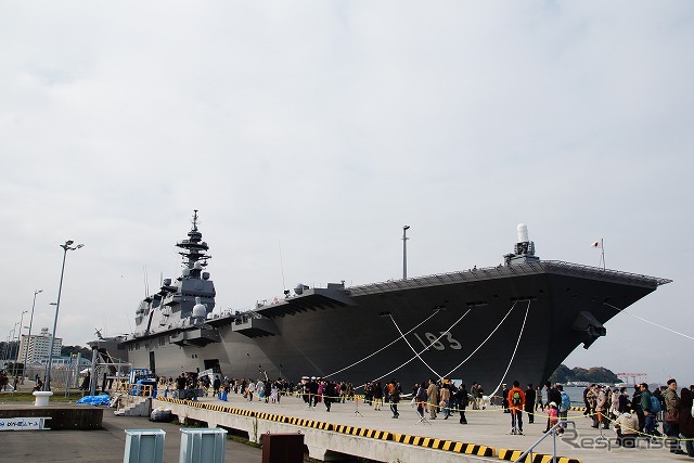 公開された「護衛艦いずも」、イージス艦を縦に2隻停泊させることのできる岸壁をたった1隻で占有してしまうサイズ。