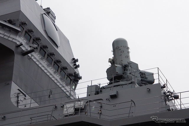 ヘリコプターを使用した航空作戦に特化させた艦であり、固定武装は少ない。近接防御用のミサイル(SeaRAM)と、CIWS(バルカンファランクス)しかない。