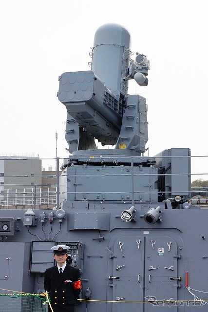 艦の中央部分、艦橋手前に装備されているSeaRAM。