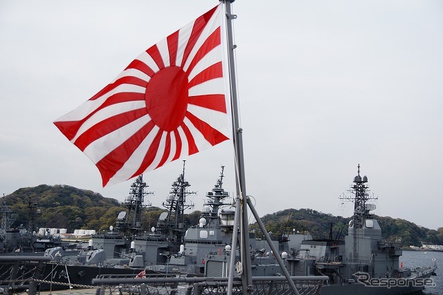 海上自衛隊旗は艦尾に掲揚されている。