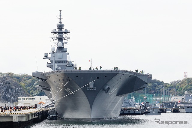 「ヘリ搭載型空母」とも称されるが、戦闘機を運用するような能力は無い。