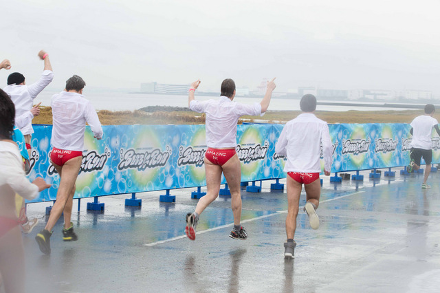 大量の泡を浴びて3km走るファンラン「バブルラン2015」当日レポート