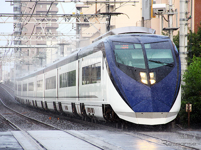 雨のなかを走る東京圏の電車たち