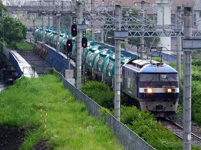 雨のなかを走る東京圏の電車たち
