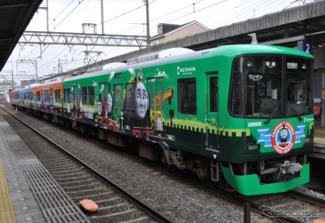 京阪は過去6回、「きかんしゃトーマス」を車体にデザインしたラッピング車を運行している。写真は10000系電車の「京阪電車きかんしゃトーマス号2015」ラッピング車。