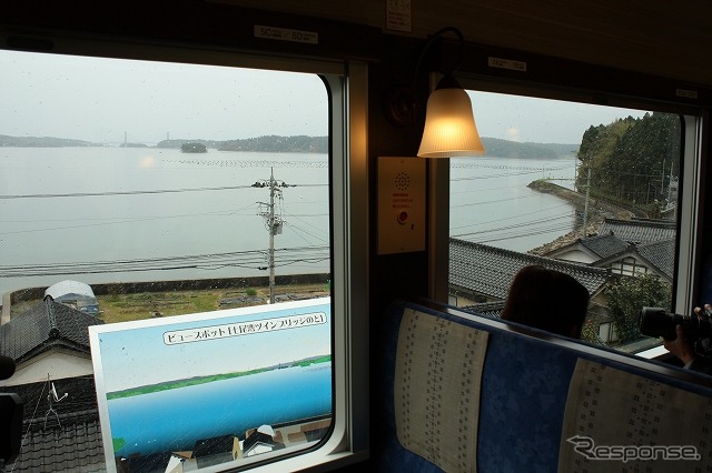 能登鹿島駅のほかにも沿線の見どころでは徐行、もしくは一時停止する。ツインブリッジのとが見える線路の脇にはビュースポットの説明板が設置されていた。