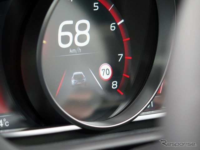 車線をハミ出すとメーター内の警告表示と共に、ステアリングを振動させて警告する