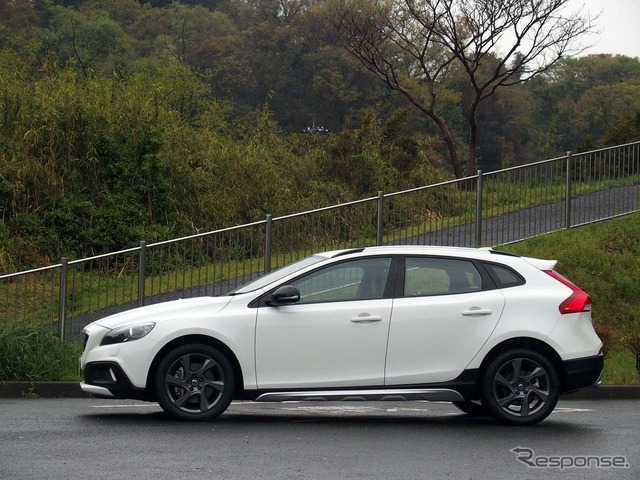 V40 クロスカウントリーT5 AWDのサイドビュー