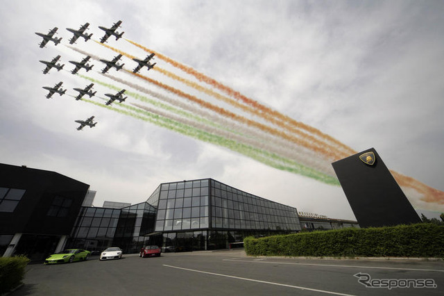 イタリア空軍、ランボルギーニ社に表敬飛行