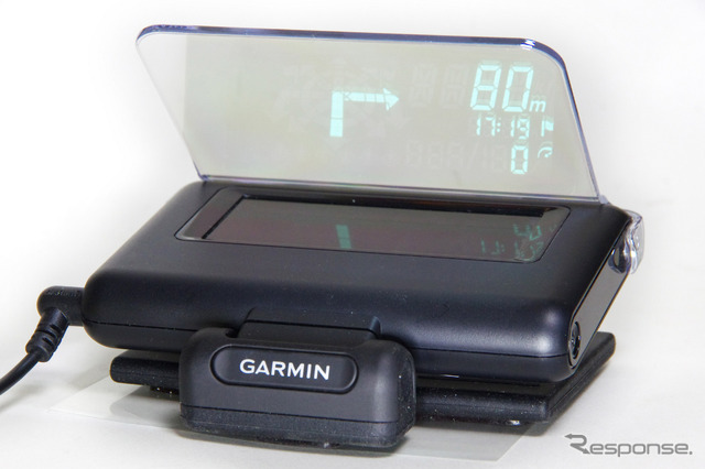 本体はGARMINらしく落ち着いたデザイン。ハイテクっぽい演出は一切ない。そのためやぼったい印象もあるがヒンジ部分などはよく考えられていて機能的だ、機能的にはよく考えられている。