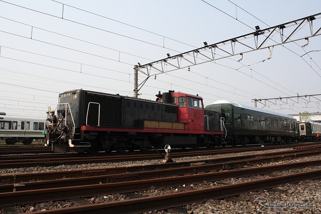 9時10分頃から搬入作業を開始。DE10 1104がスロネフ25 501をけん引して留置4番線を京都方に進んでいく。
