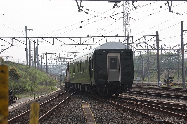 京都方に進んでいくDE10 1104+スロネフ25 501の2両。